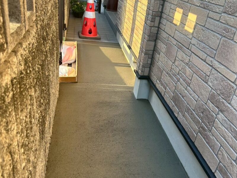 玄関に続く通路を歩きやすいスロープに変更した一宮市の外構リフォーム施工事例