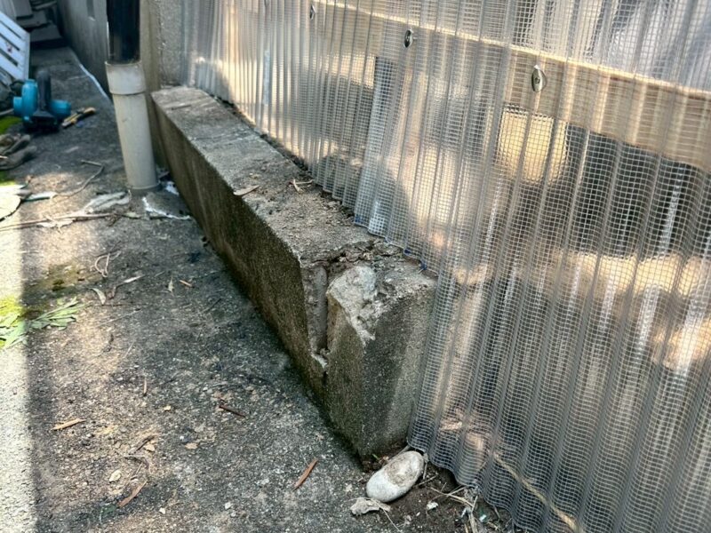 障害物に合わせてカットし取り付けた側面の波板