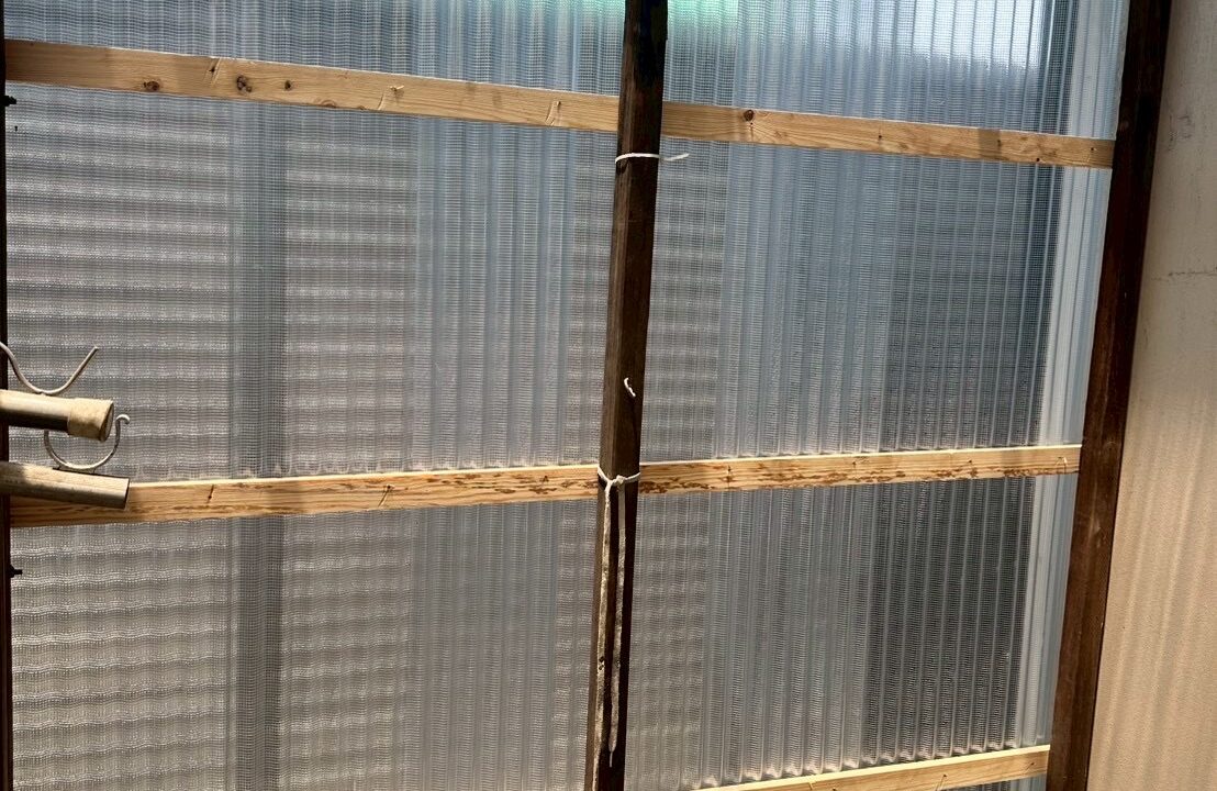 損傷した波板を交換して復旧した物干しスペース