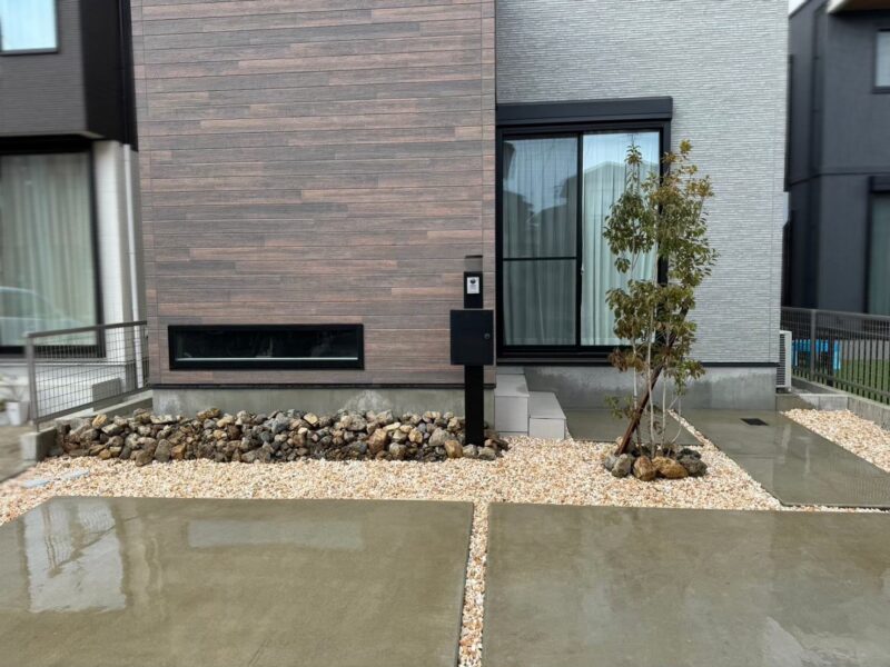 栗石と化粧砂利の色味を合わせて統一感が出た清須市の外構リフォーム