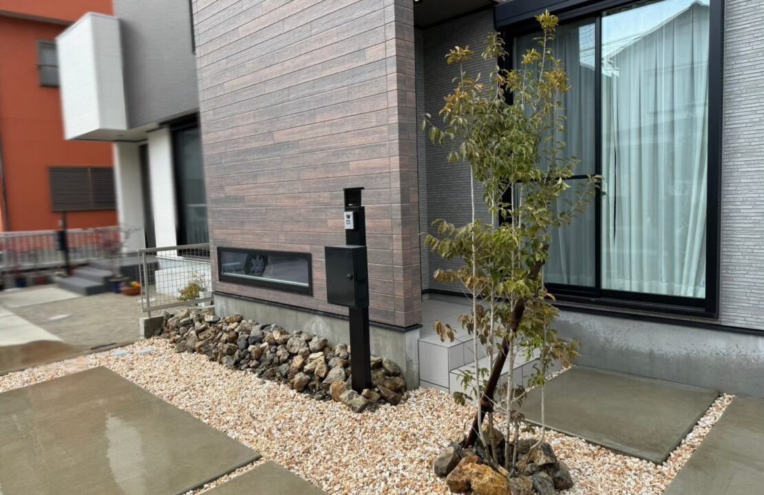 防草シート部分に化粧砂利、植栽を植えた清須市の雑草対策外構リフォーム