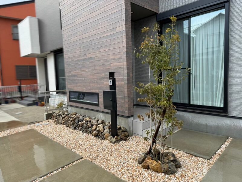 防草シート部分に化粧砂利、植栽を植えた清須市の雑草対策外構リフォーム