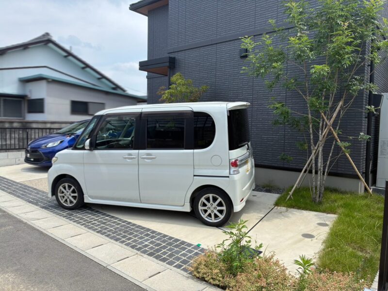 植栽、天然芝、植え込みを撤去する外構リフォーム前の様子